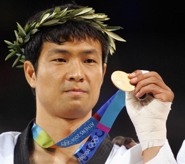 Moon Dae-sung became a national hero in South Korea after winning the ... - Moon_Dae-sung_with_Olympic_gold_medal_Athens_2004