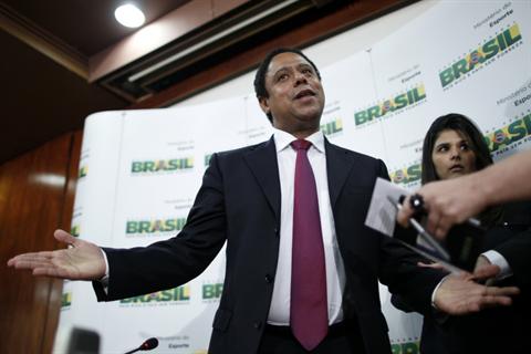 Orlando Silva_defending_himself_against_corruption_allegations_Brasilia_October_17_2011