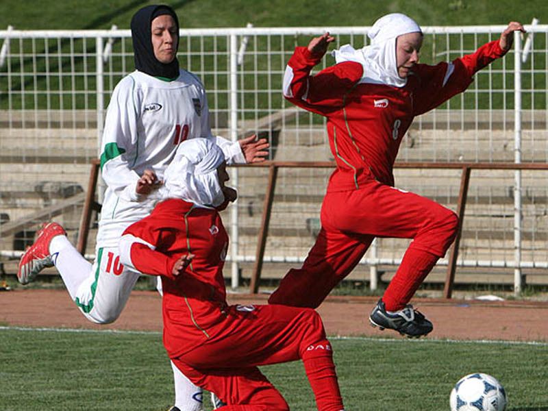 iran womens_football_31-10-11Iranian_womens_national_football_team_plays_in_hijab_but_the_youth_Olympic_team_is_not_allowed