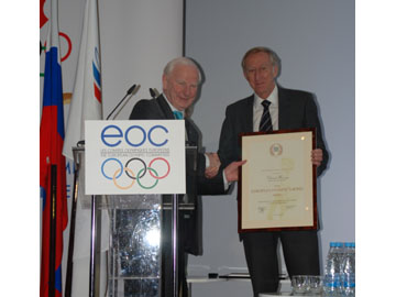 David Hemery_receiving_EOC_award_from_Patrick_Hickey_November_24_2011