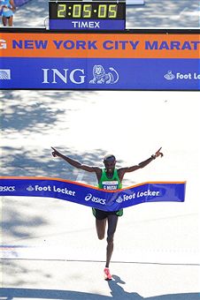 Geoffrey Mutai_wins_New_York_City_Marathon_November_6_2011