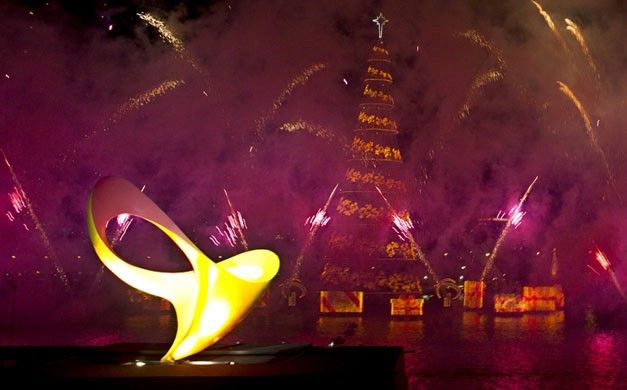 Rio 2016_Paralympic_logo_launch_with_fireworks_2_November_26_2011