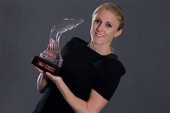 Sally Pearson_with_world_athlete_of_the_year_trophy