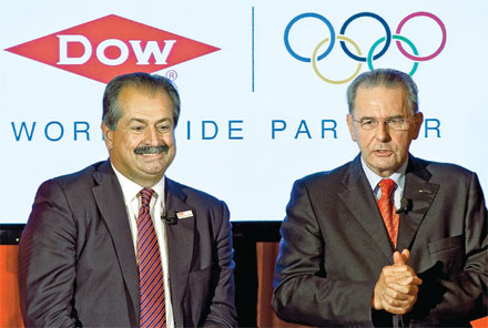 Jacques Rogge_in_front_of_Dow_Chemical_logo