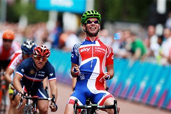 Mark Cavendish_wins_London_2012_test_event_August_14_2011
