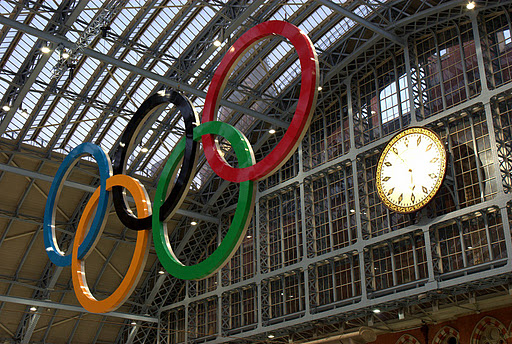 St Pancras_with_Olympic_rings_and_clock