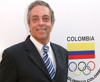 Andres Botero_Phiillipsbourne_beside_Colombian_Olympic_sign