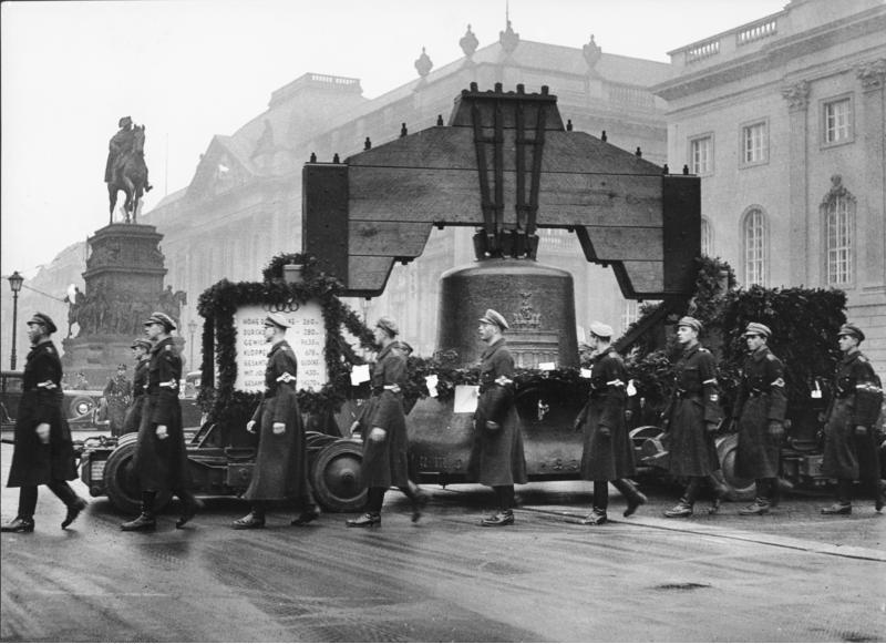 Berlin 1936_Olympic_bell_moving_through_Germany
