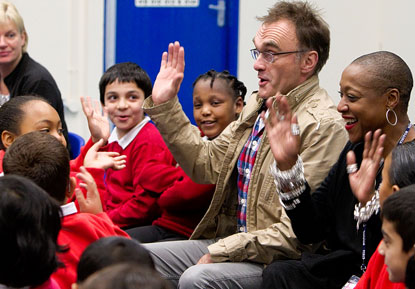 Danny Boyle_with_local_youngsters_who_are_taking_part_in_London_2012_Opening_Ceremony