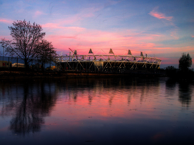 London 2012_Olympic_Stadium_at_dusk
