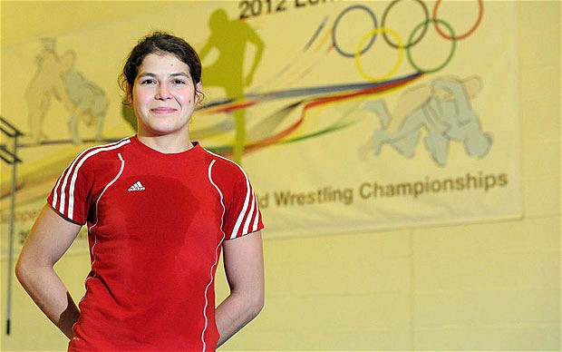 Yana Stadnik_in_front_of_Olympic_rings