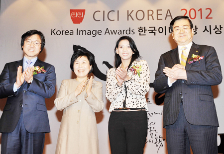 Yang Ho_Cho_after_receiving_award_January_2012