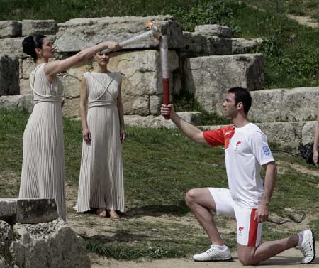 Olympic Torch_for_Beijing_2008_being_lit_in_Olympia