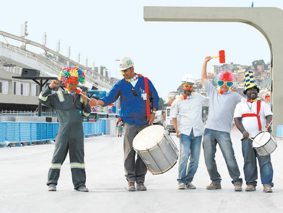 Sambodromo workers_celebrate_reopening_February_12_2012