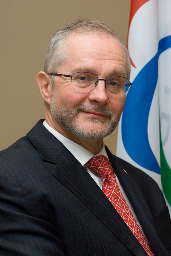 Sir Philip_Craven_in_front_of_Paralympic_flag