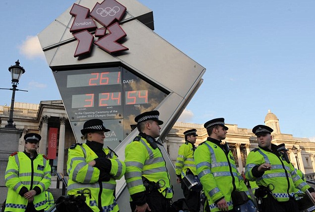 London 2012_clock_guarded_by_police