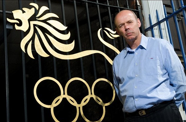 Sir Clive_Woodward_in_front_of_BOA_gates