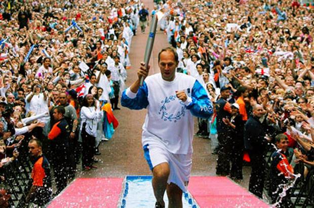 Sir Steve_Redgrave_carrying_the_Olympic_torch