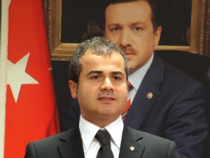 Suat Klc_in_front_of_Turkish_flag
