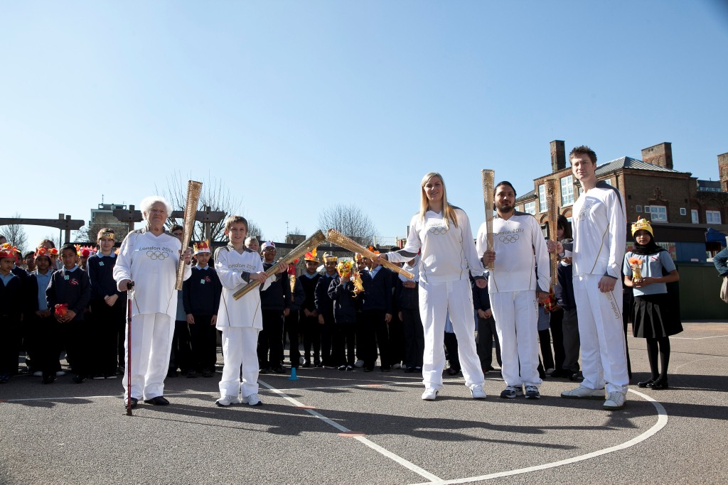 olympic torchbearer_outfit_19-03-121