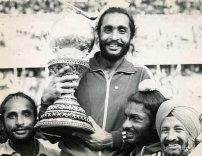Ajitpal Singh_with_the_World_Cup_in_1975