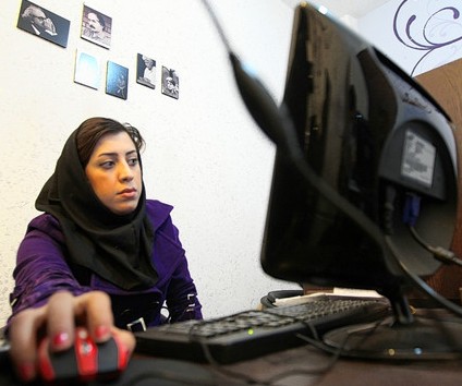 Iranian woman_on_internet
