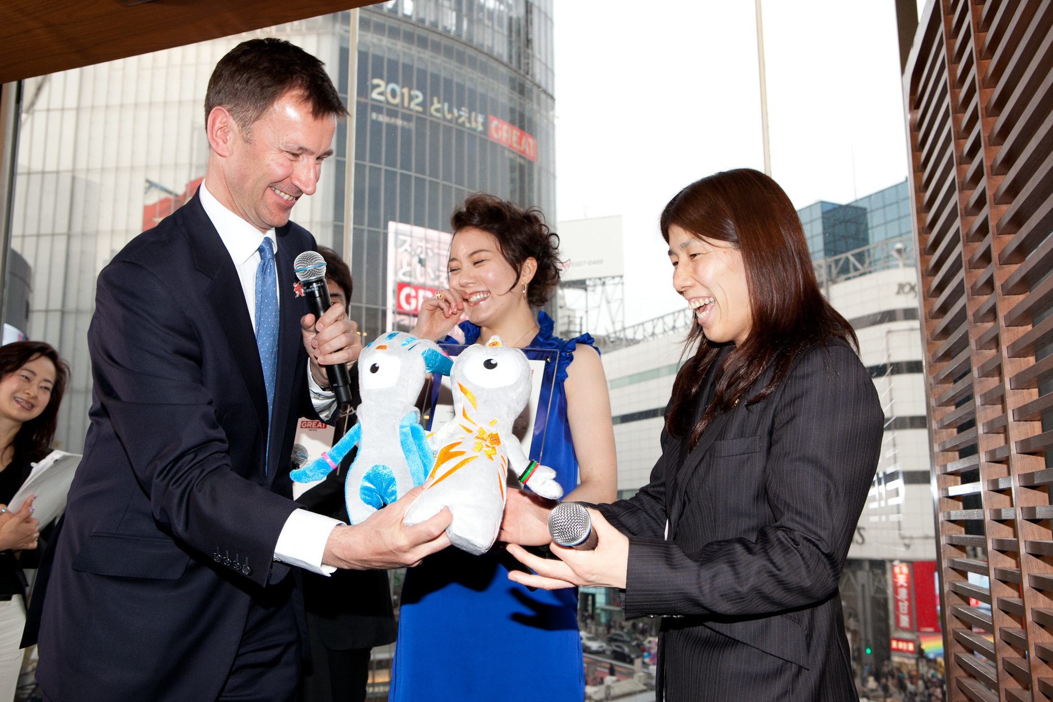 Jeremy Hunt_presenting_mascots_in_Tokyo_April_11_2012