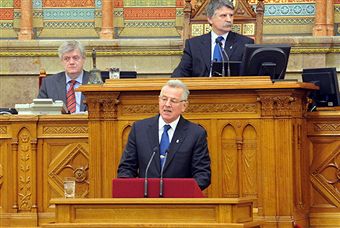 Pal Schmitt_resigns_in_Parliament_April_2_2012