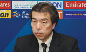 Tokuaki Suzuki_in_front_of_AFC_sign