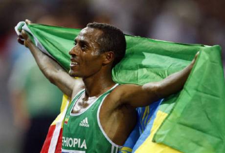 Kenenisa Bekele_with_Ethiopian_flag_2