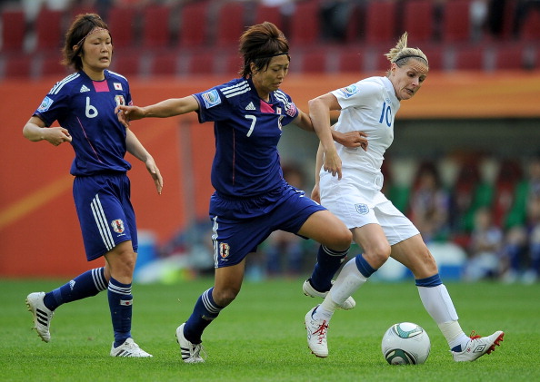 Kozue Ando_of_Japan_battles_with_Kelly_Smith_of_Engalnd_during_the_FIFA_Womens_World_Cup_14-05-12