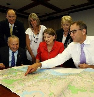 Mark Stockwell_with_Anna_Bligh_inspecting_Gold_Coast_2018_plans