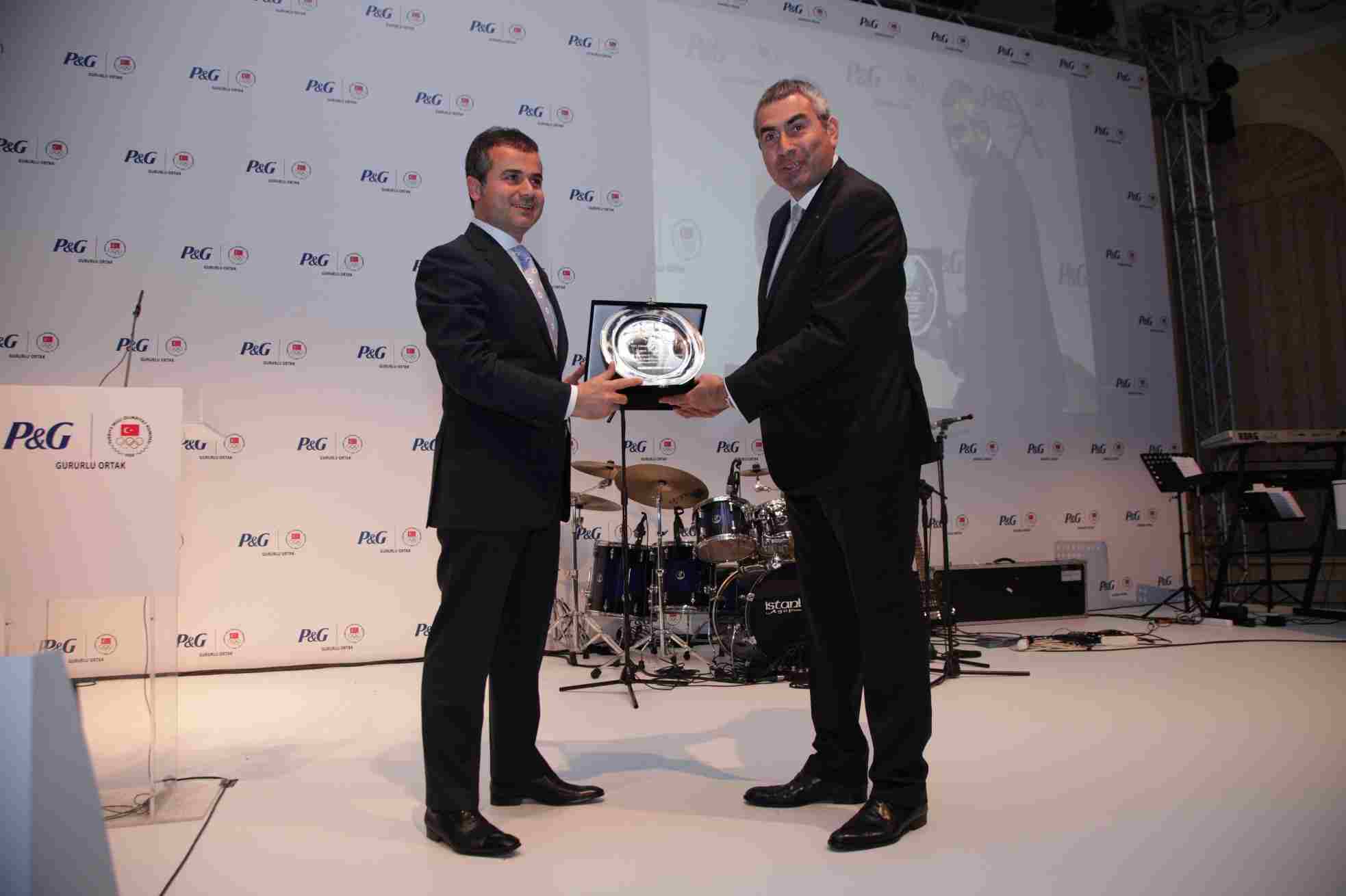 Ugur Erdener_presents_Suat_Kl_with_a_plate_thanking_him_for_his_support_of_the_NOC_and_the_Istanbul_2020_bid_May_9_2012