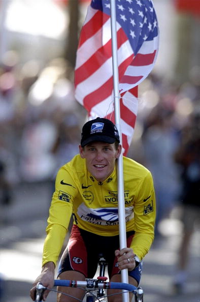 Lance Armstrong_celebrates_Tour_de_France_victory_2005
