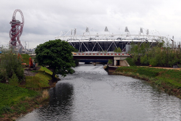 London 2012_Olympic_Stadium_with_view_of_Orbit_and_River_May_2012