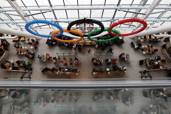 London 2012_rings_unveiled_at_Heathrow_June_20_2012