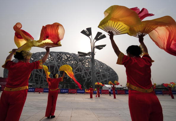 Beijing 2008_fan_dancers_rehearse_their_routine_in_front_of_the_National_Stadium