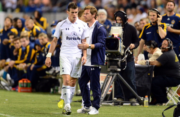 Gareth Bale_L_of_Tottenham_Hotspur_walks_past_head_coach_Andre_Villas-Boas_25-07-12