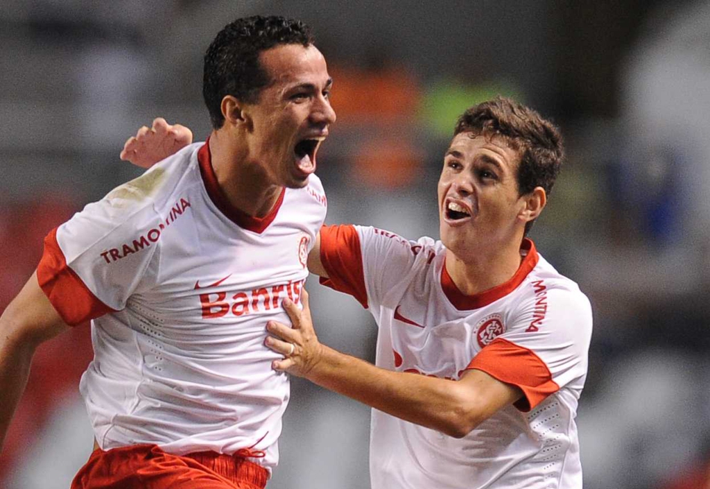 Leandro Damiao_L_of_Brazilian_team_Internacional_celebrates_with_teammate_Oscar_06-07-12