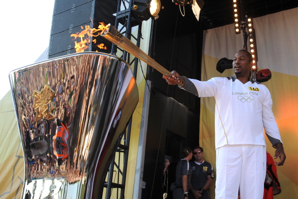 Lennox Lewis_lights_the_cauldron_at_the_end_of_Day_65_of_the_London_2012_Olympic_Torch_Relay