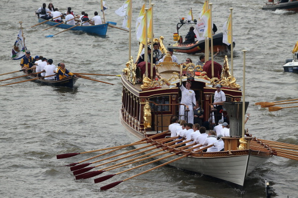 Olympic torch_on_the_River_Thames