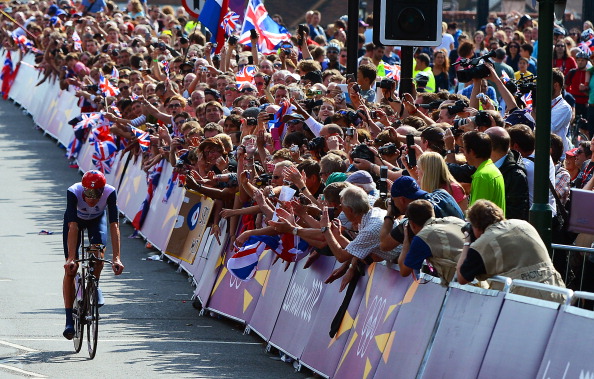 Bradley Wiggins_crosses_the_finish_line_at_London_2012_mens_indivudual_time_trial_cycling