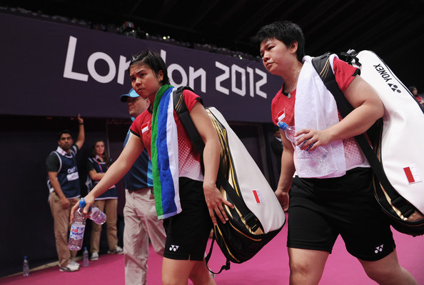 Greysia Polii_L_and_Meiliana_Jauhari_R_of_Indonesia_leave_the_court_after_losing_to_Jung_Eun_Ha_and_Min_Jung_Kim_of_Korea