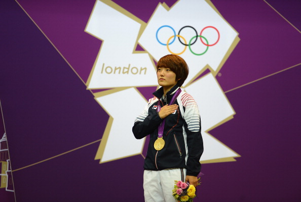 Jangmi Kim_on_medal_podium_after_winning_25m_pistol_London_2012_August_1_2012