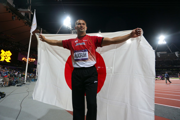 Koji Murofushi_with_Japanese_flag_after_London_2012_bronze_medal