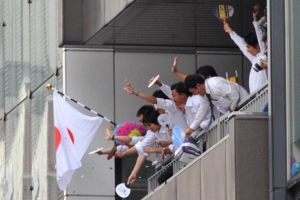 London 2012_victory_fans_salute_Japanese_team