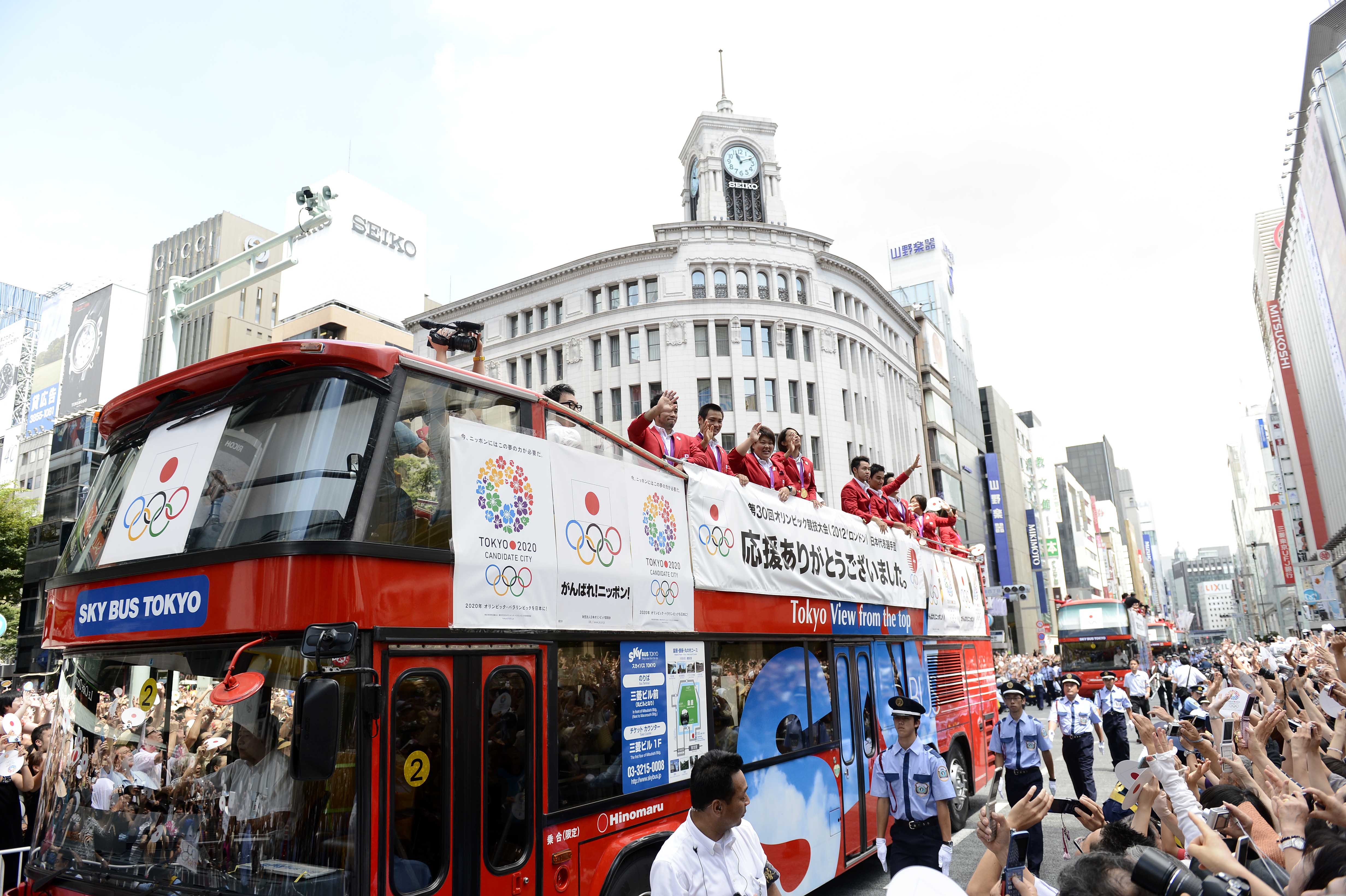 London 2012_victory_parade_on_double_decker_bus