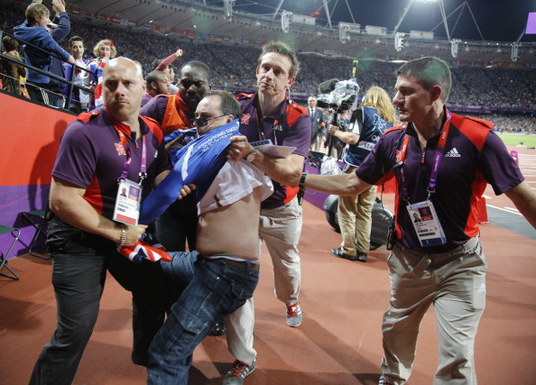 Man removed_for_throwing_bottle_during_London_2012_100_metres_final