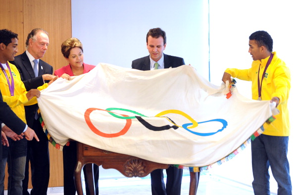 Olympic flag_with_Dilma_Rousseff_August_14_2012