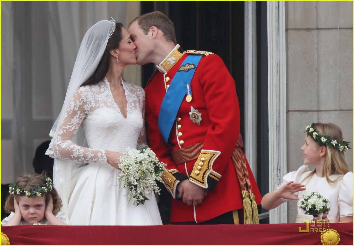Prince William_and_Kate_Middleton_kiss